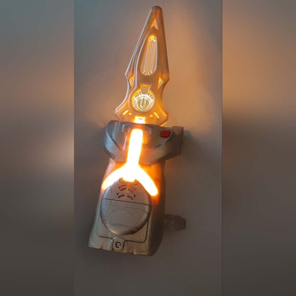 Marvel eternals  Cosmic Gauntlet Role Play Toy Lights Sounds Excellent Condition